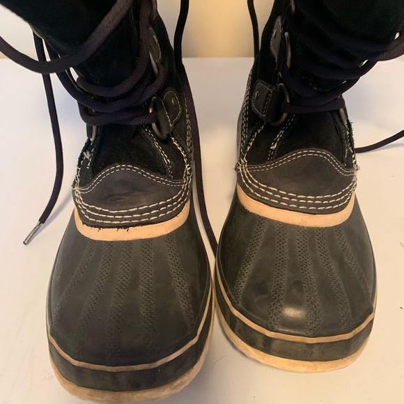 Waterproof winter boots
Size 7
Faux fir
Suede upper
Black in color - Picture 5 of 6